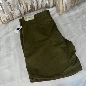 GAP boyfriend Bermuda shorts size 10 hits right below waist…no stretch at all